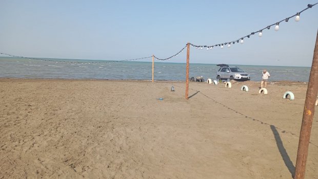 Şirvanlı çimərliyində antisanitariya: Zibil dənizə tökülür - FOTO