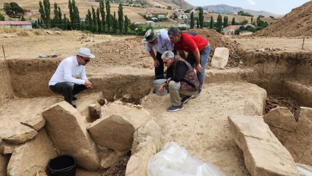 Yardımlıda möhtəşəm tapıntı: Daş qutu, küp və torpaq qəbir abidələri... - FOTO