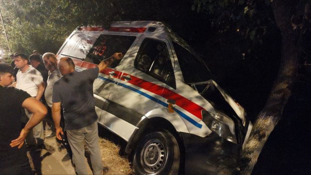 Lənkəranda təcili yardım maşını qəzaya düşdü - FOTO