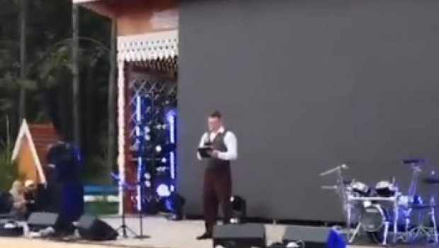 Təşkilatçılar bir hərf səhvi ilə məmuru biabır etdilər – VİDEO