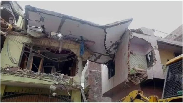 Üçmərtəbəli bina çökdü, 24 nəfər təxliyə edildi