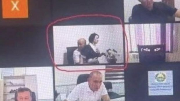 Onlayn iclasda katibəni qucaqlayan məmur işdən qovuldu - FOTO