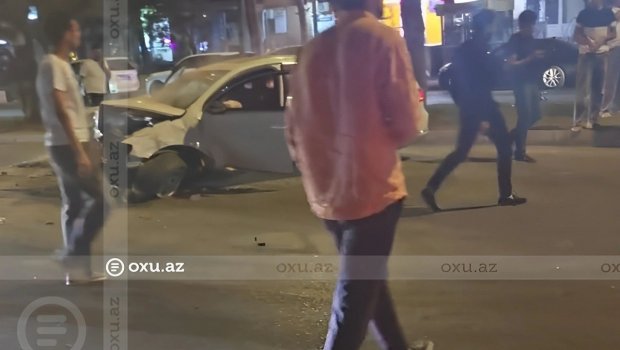 Bakıda ağır QƏZA: "Volkswagen" iki piyadanı vurdu, işıq dirəyinə ÇIRPILDI - VİDEO
