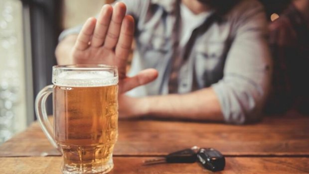 Bakıda kafedə İNSİDENT – Barmağını pivə bakalına salan qadını DÖYDÜ