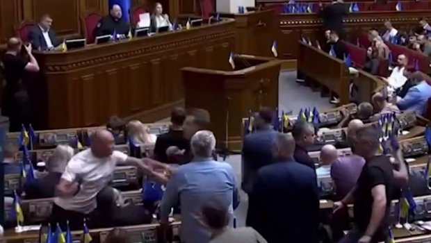 Ukrayna Ali Radasında deputatlar arasında DAVA – ANBAAN VİDEO
