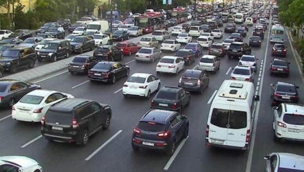 Sürücülərin NƏZƏRİNƏ: Bəzi yollarda tıxac var