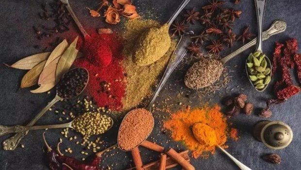 Şişkinliyi kökündən YOX EDİR: Hər səhər qatığın içinə 1 qaşıq əlavə edib yeyin