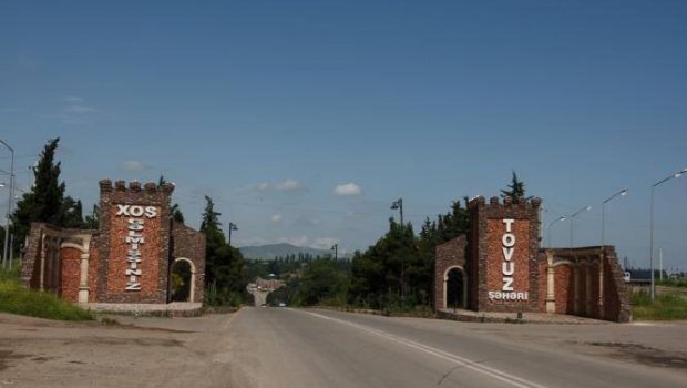 Təkəri partlayan yük maşını aşdı, sürücü yaralandı