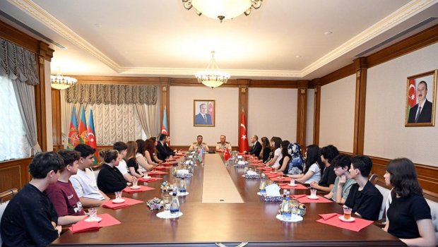 Müdafiə naziri türkiyəli şəhid ailələri ilə görüşüb - FOTO