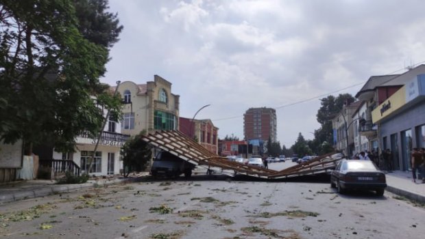 Külək dam örtüyünü avtomobillərin üzərinə aşırdı - FOTO