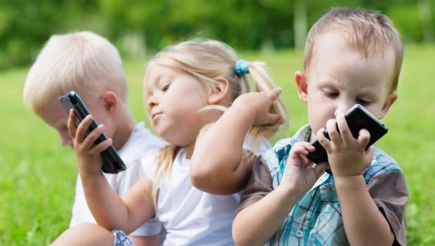 “Telefon və planşet körpələrdə ciddi xəstəliklərə yol açır” - Pediatrdan XƏBƏRDARLIQ