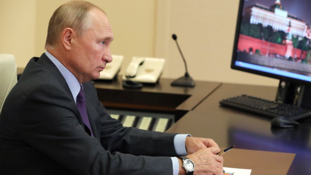 Putinin iqamətgahı yanında qarğalara əlini yellədi, saxlanıldı