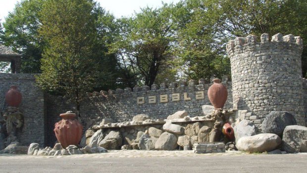 Qəbələdə əcnəbi turistlər qəzaya uğradı - Yaralılar var