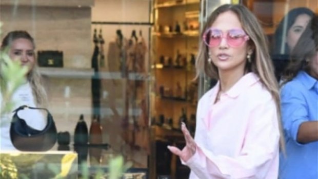 Cennifer Lopez İstanbulda butikə buraxılmadı – FOTO