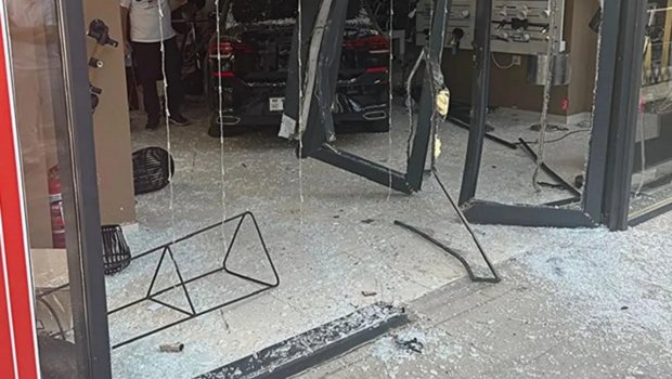 Bakıda avtomobil çilçıraq mağazasına girdi – VİDEO