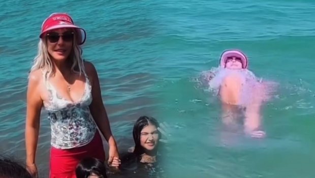 Brilliant Dadaşova paltarla dənizə girdi - Video