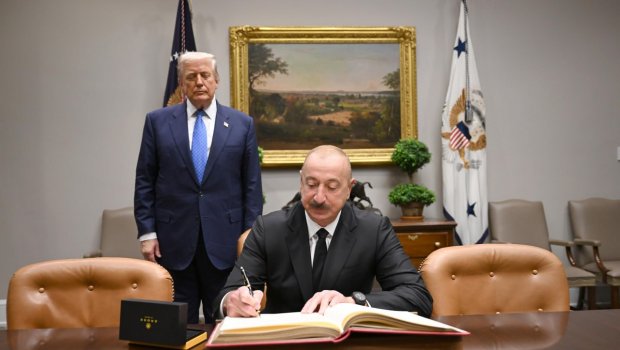 İlham Əliyev Ağ Evdə xatirə dəftərinə ürək sözlərini yazdı - FOTO