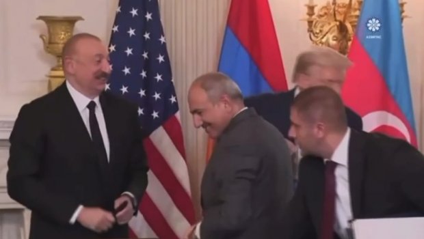 İlham Əliyev Paşinyana işarə etdi: "Qələmi götür" - VİDEO