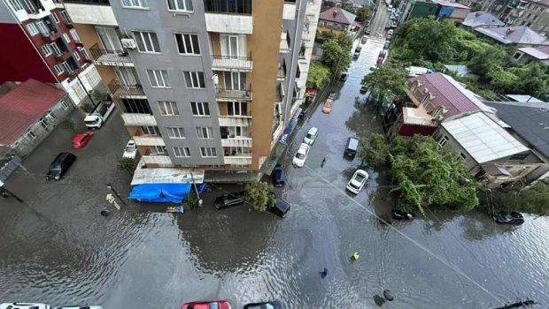 Batumi küçələri su altında qaldı – VİDEO