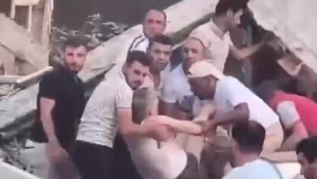 Türkiyədə sakinlərin dağıntılar altından çıxarılması anı - VİDEO