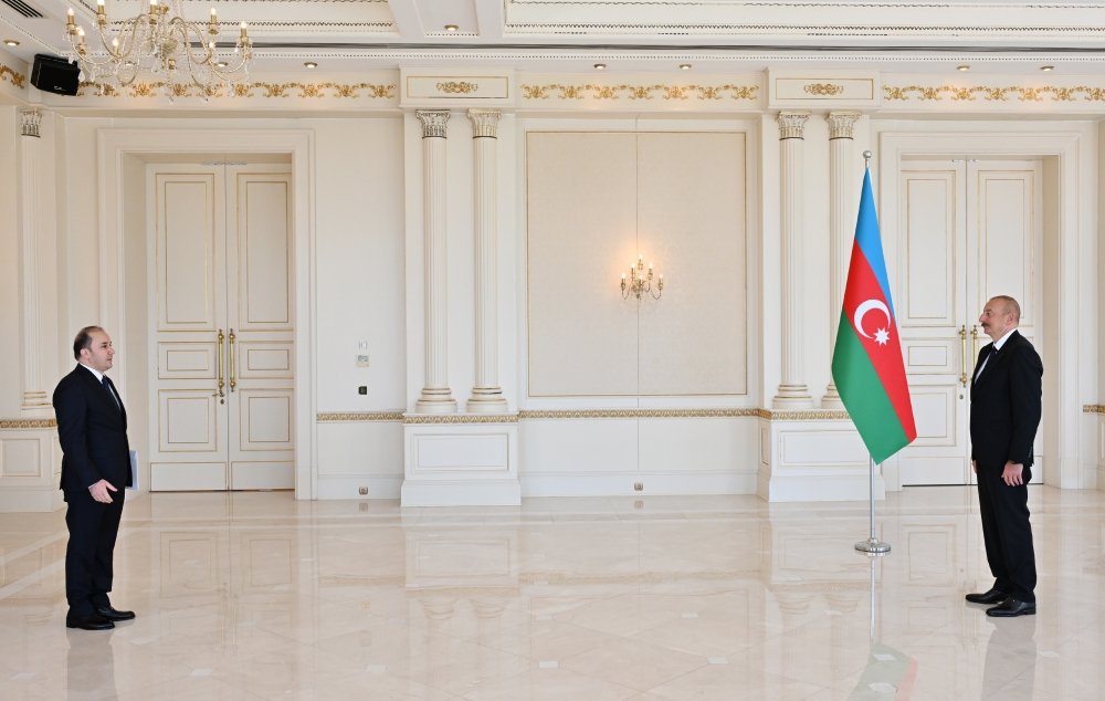 İlham Əliyev Tacikistanın yeni səfirinin etimadnaməsini QƏBUL ETDİ - FOTO/VİDEO - foto 1