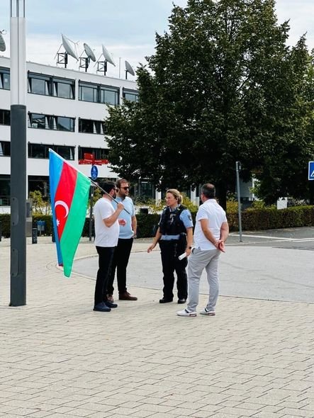 Azərbaycanlılar Bonn şəhərində etiraz aksiyası keçirdi - FOTO - foto 2