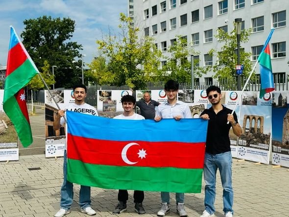 Azərbaycanlılar Bonn şəhərində etiraz aksiyası keçirdi - FOTO - foto 8