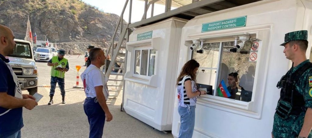 Daha 30 erməni “Laçın” məntəqəsindən keçərək Ermənistana getdi - FOTO/VİDEO - foto 5