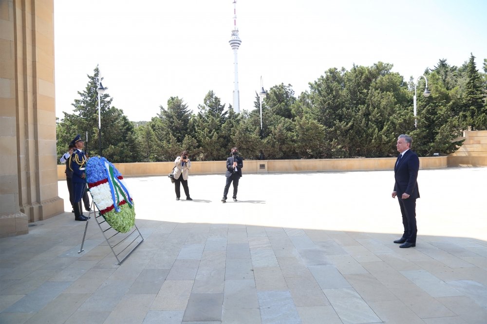 Özbəkistan Prezidenti şəhidlərin xatirəsini ehtiramla yad etdi - FOTO - foto 1