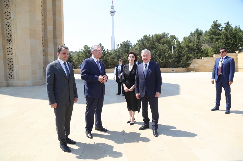 Özbəkistan Prezidenti şəhidlərin xatirəsini ehtiramla yad etdi - FOTO - foto 2