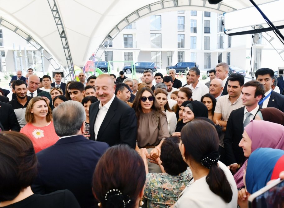 Azərbaycan və Özbəkistan prezidentləri Füzuliyə köçən sakinlərlə görüşdülər - FOTO/VİDEO - foto 5