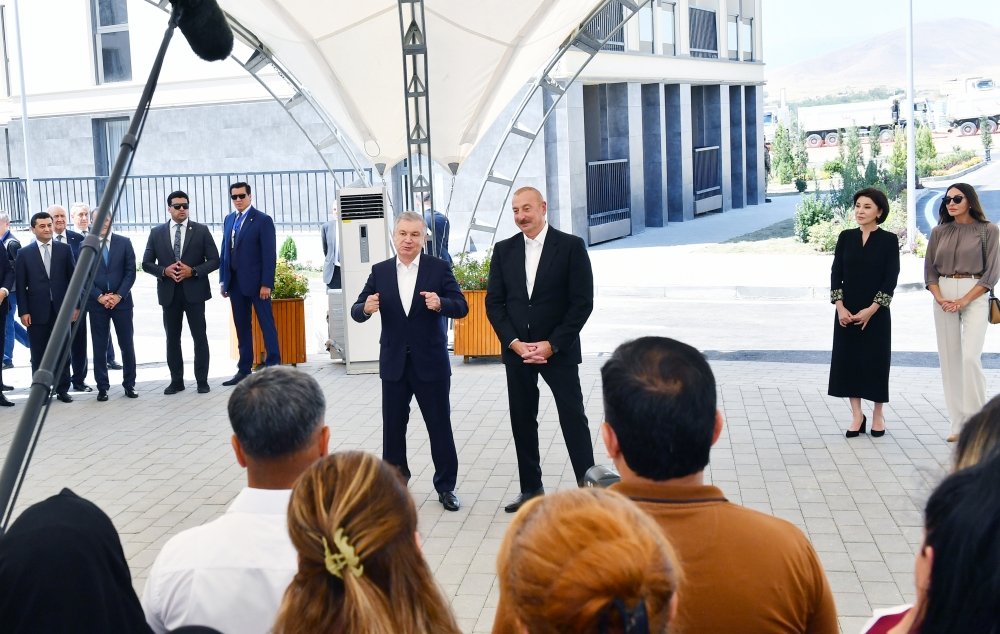 Azərbaycan və Özbəkistan prezidentləri Füzuliyə köçən sakinlərlə görüşdülər - FOTO/VİDEO - foto 1