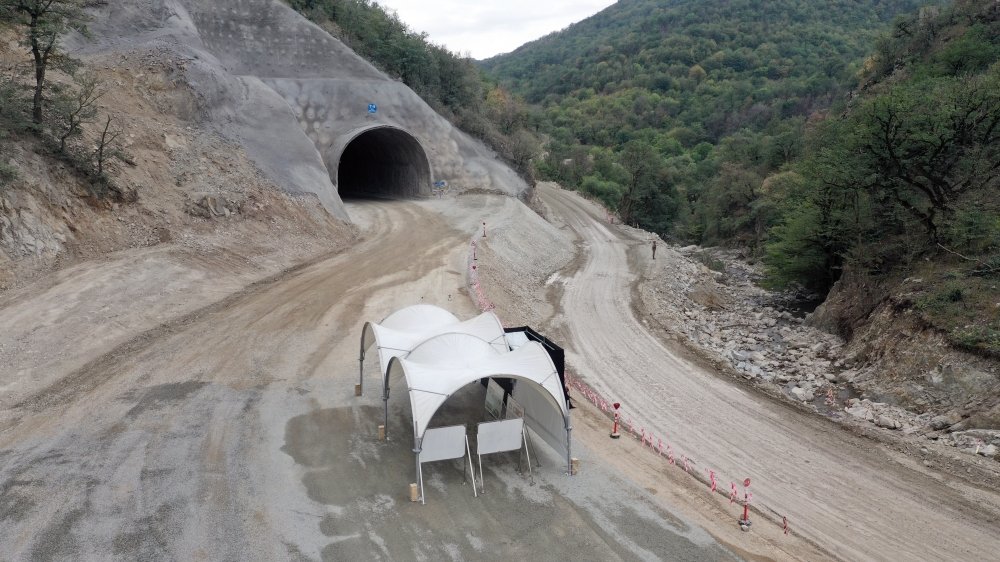 Ölkə başçısı Kəlbəcər-Laçın avtomobil yolunda görülən işlərlə tanış olub - FOTO - foto 2