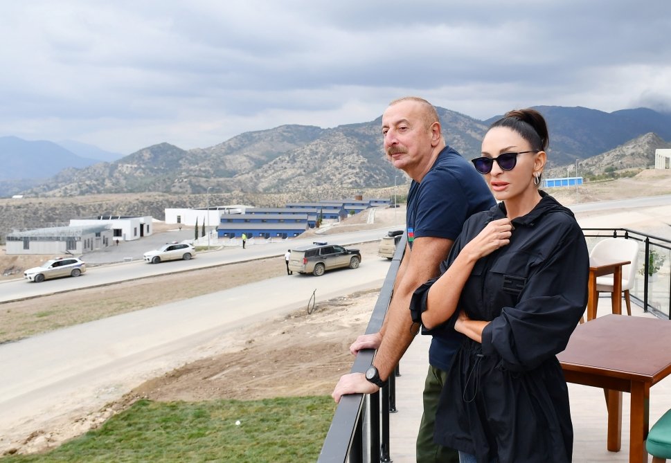 Prezident və birinci xanım Laçının mebel fabrikinin açılışında iştirak edib - FOTO - foto 4