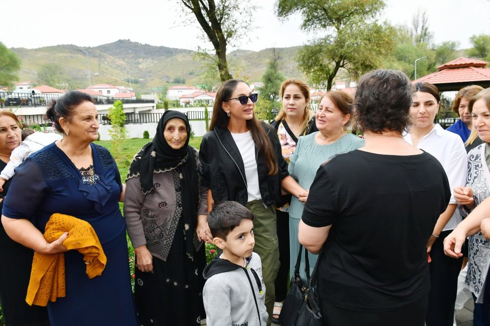 Prezident və birinci xanım Zabuxda sakinlərlə görüşüblər - FOTO - foto 1