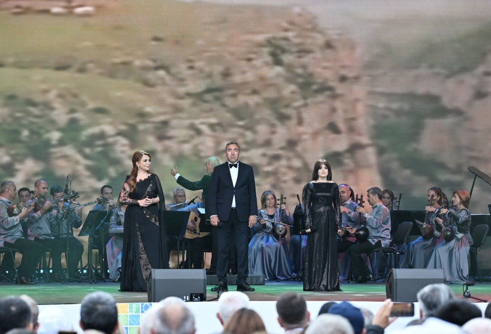 Mehriban Əliyeva Laçında keçirilən bayram şənliyindən PAYLAŞIM EDİB - FOTO  - foto 8