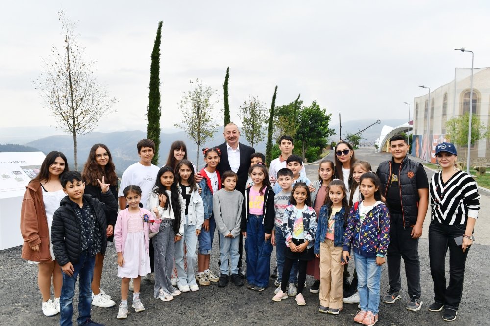 İlham Əliyev və Mehriban Əliyeva “Laçın Şəhəri Günü” bayram şənliklərində iştirak ediblər - FOTO - foto 3