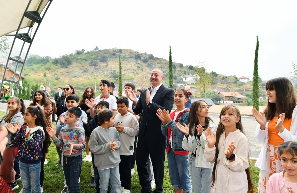 İlham Əliyev və Mehriban Əliyeva “Laçın Şəhəri Günü” bayram şənliklərində iştirak ediblər - FOTO - foto 6
