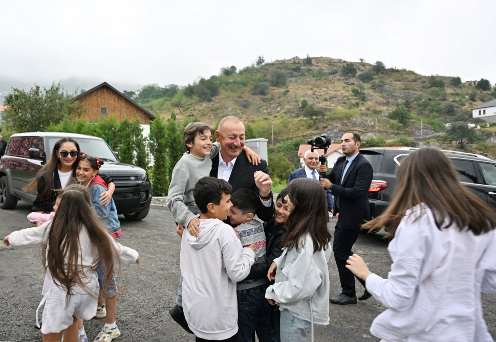 İlham Əliyev və Mehriban Əliyeva “Laçın Şəhəri Günü” bayram şənliklərində iştirak ediblər - FOTO - foto 1