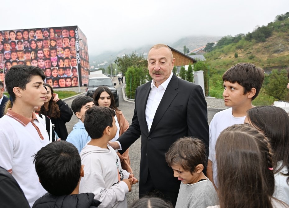 İlham Əliyev və Mehriban Əliyeva “Laçın Şəhəri Günü” bayram şənliklərində iştirak ediblər - FOTO - foto 2