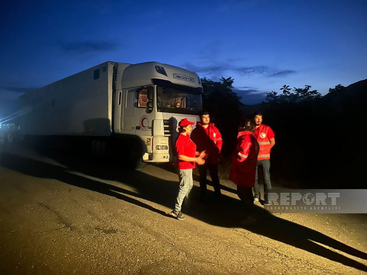 Bakıdan erməniəsilli şəxslərə göndərilmiş humanitar karvan Ağdam-Xankəndi yolunda gözləyir - FOTO  - foto 2