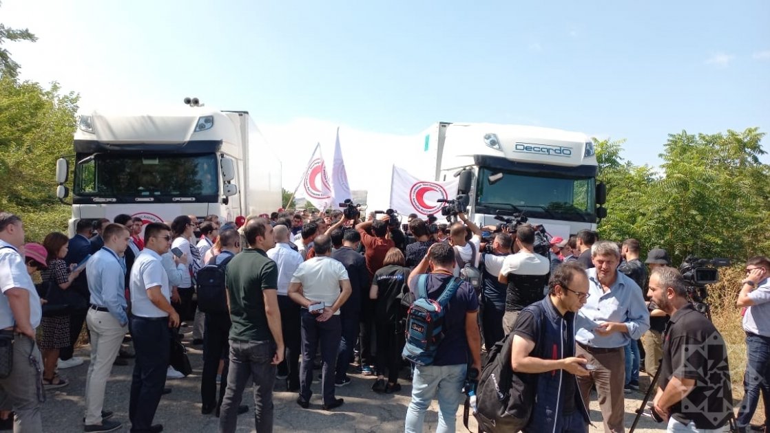 Xarici diplomatlar Ağdam-Xankəndi yolunda ərzaq yüklərinin yerləşdiyi MƏNTƏQƏDƏ - FOTO  - foto 1