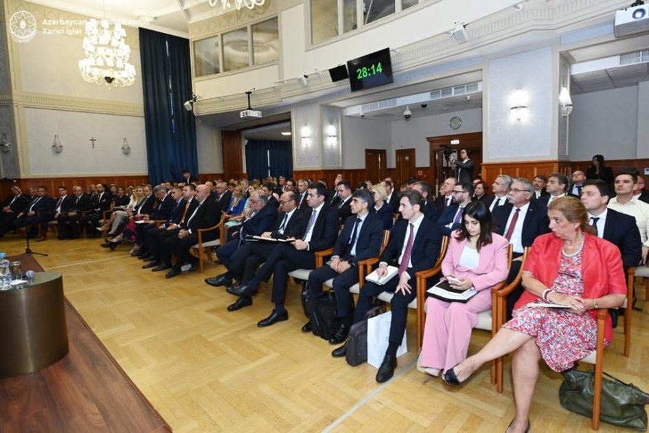 Ceyhun Bayramov Macarıstan diplomatik nümayəndəlik rəhbərlərinin konfransında çıxış edib - FOTO  - foto 1