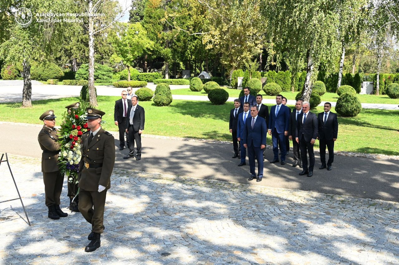 Ceyhun Bayramov “Xorvat qurbanlarının səsi – Ağrı divarı” abidəsini ziyarət edib - FOTO  - foto 3