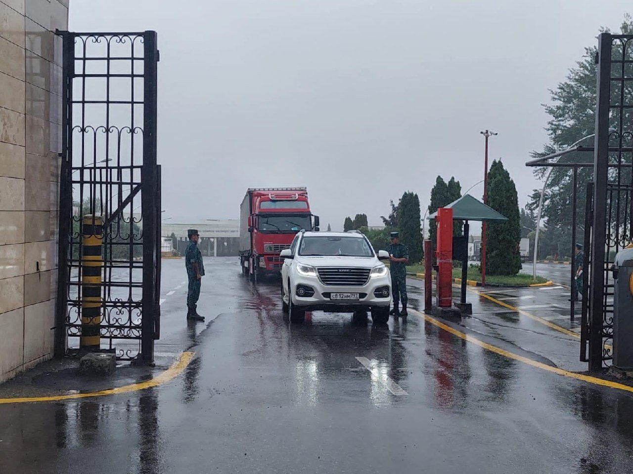 Rusiya Ağdam yolu ilə Xankəndinə YARDIM YOLLADI - FOTO/VİDEO - foto 2