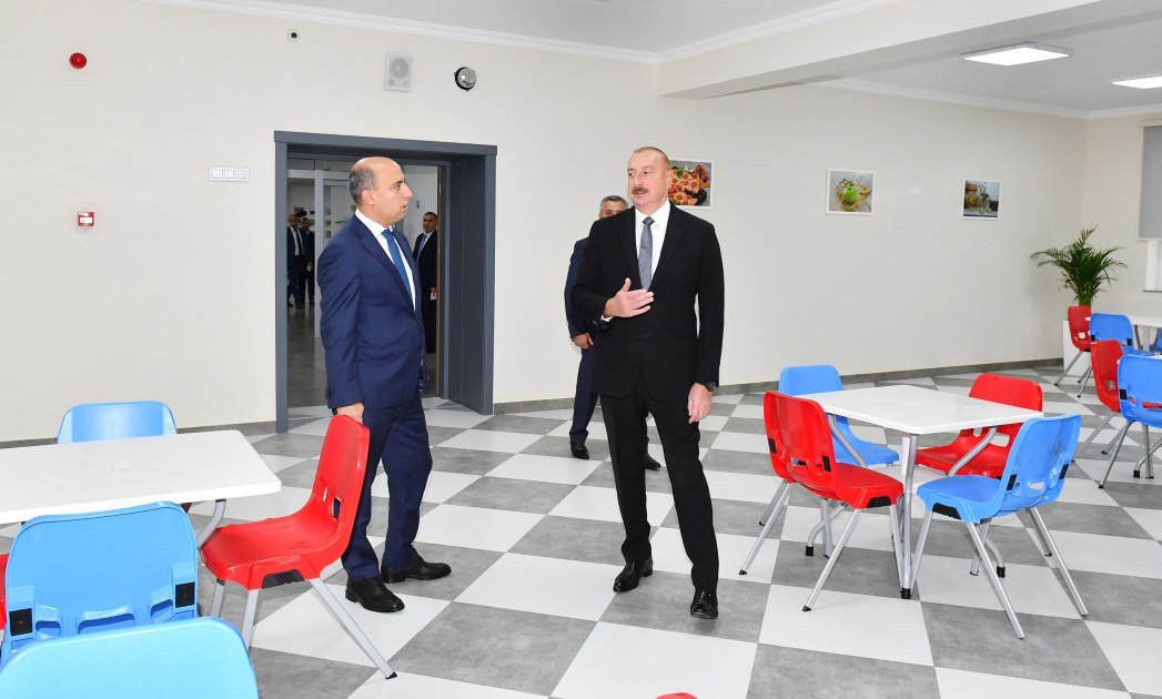 İlham Əliyev yeni məktəb binasının açılışında iştirak edib - FOTO/VİDEO - foto 6