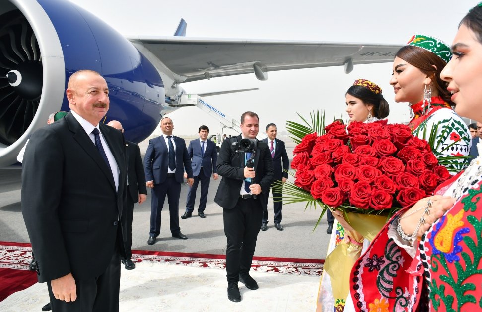 İlham Əliyev Tacikistana getdi - FOTOVİDEO - foto 2