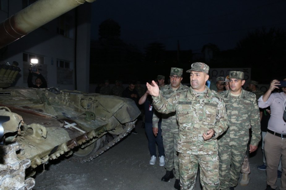 Mayis Bərxudarov xarici ölkələrin hərbi attaşelərinə ələ keçirilən hərbi qənimətləri GÖSTƏRDİ - FOTO/VİDEO - foto 4