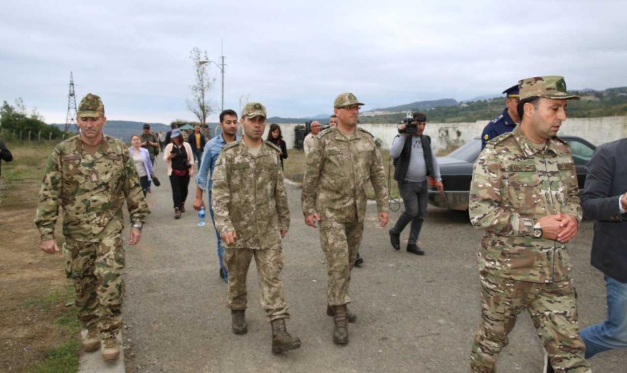 Mayis Bərxudarov xarici ölkələrin hərbi attaşelərinə ələ keçirilən hərbi qənimətləri GÖSTƏRDİ - FOTO/VİDEO - foto 1