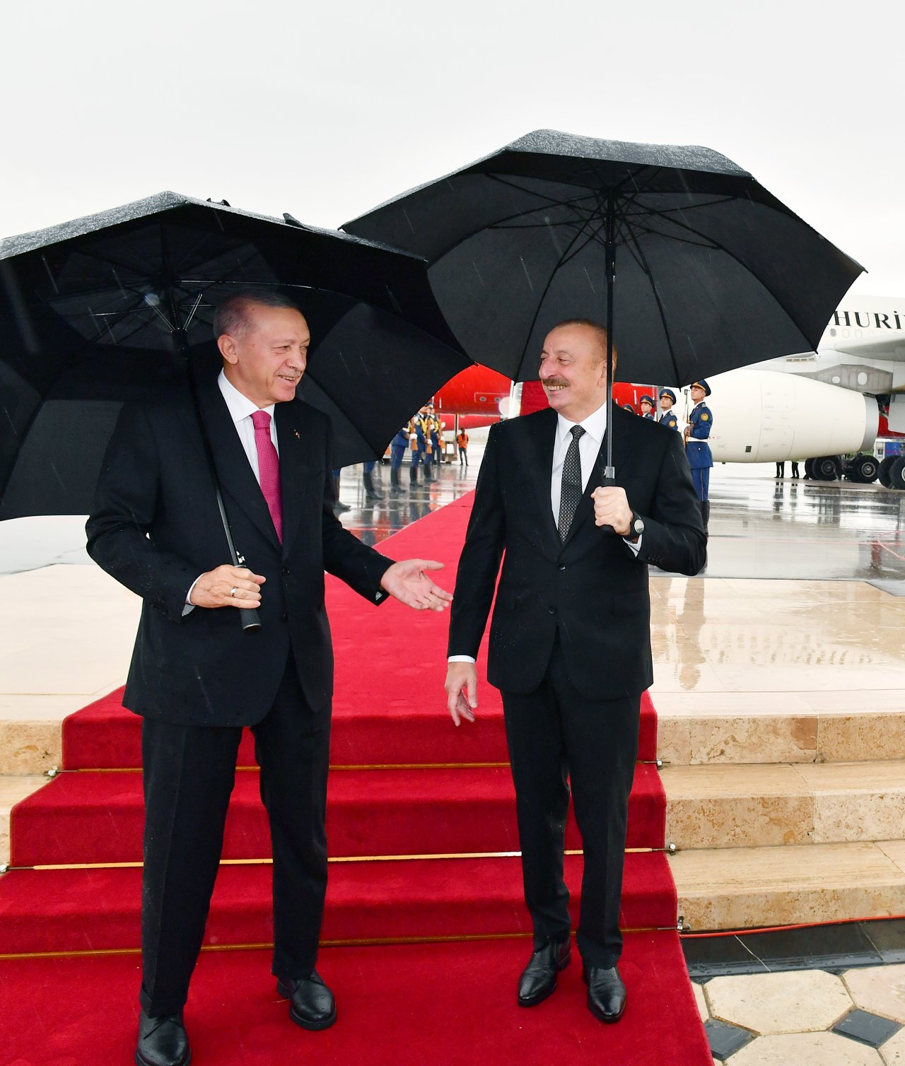 İlham Əliyev Ərdoğanı Naxçıvan hava limanında QARŞILADI – FOTO/VİDEO - foto 2